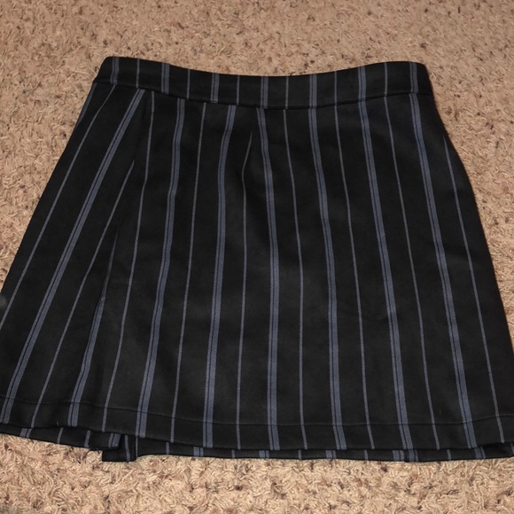 NWT beautiful button skirt - Picture 3 of 8